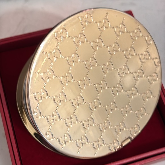 Gucci mirror a beautiful woman accessories made by Guccithis is NWOT - Picture 3 of 14